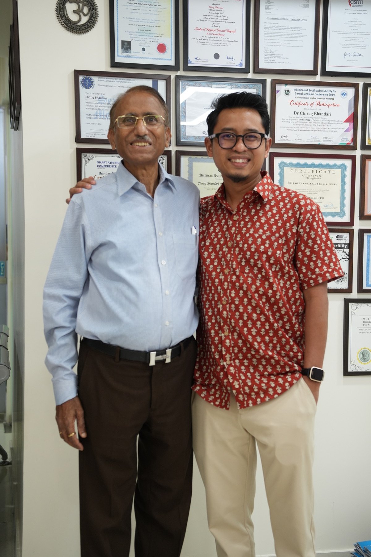 Dr Qim bersama pakar andrologi semasa latihan di India