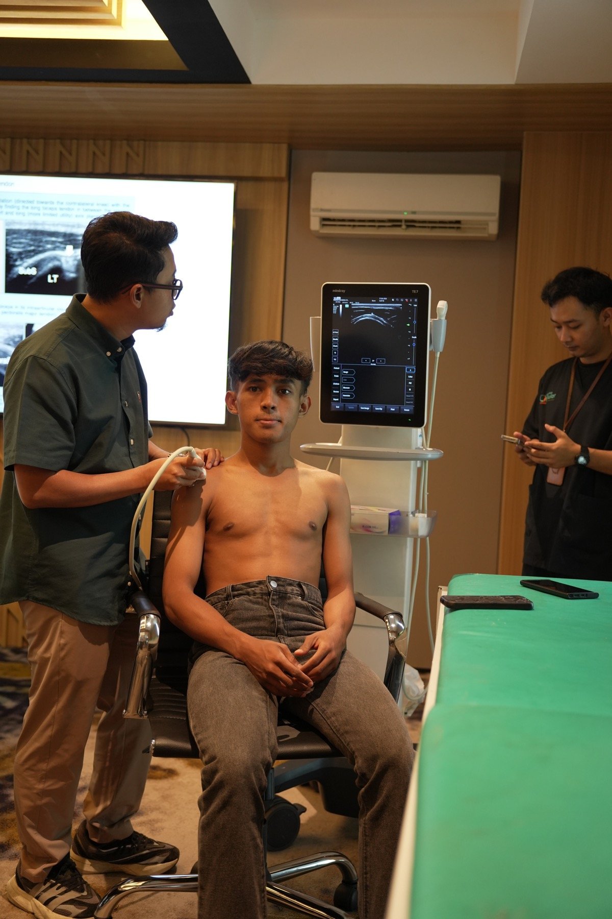 Sesi pemeriksaan ultrasound musculoskeletal di Jakarta